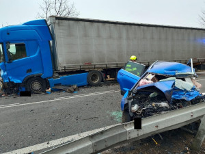 Smrtelná nehoda u Vílance. Řidič v autě nepřežil střet s náklaďákem, místo je průjezdné kyvadlově