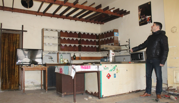 Starosta Dolní Cerekve Zdeněk Dvořák při prohlídce objektu bývalého Hotelu U Hrušků