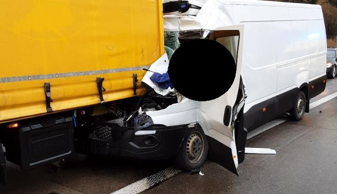 Vážná nehoda zastavila provoz na D1. Hasiči vyprošťují řidiče z dodávky, na místě je i vrtulník