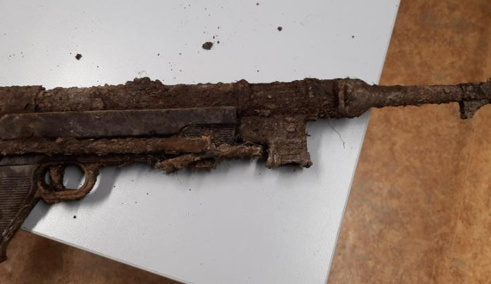 Našel jsem zbraň, volal muž na linku 158. Byla značně zkorodovaná, zlikvidoval ji pyrotechnik