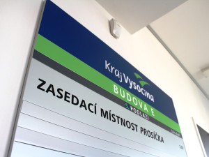 Zasedačka Javořice, 350 oken, spisovna s volanty. Koukněte na interiér nové budovy pro úředníky