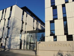 Zasedačka Javořice, 350 oken, spisovna s volanty. Koukněte na interiér nové budovy pro úředníky