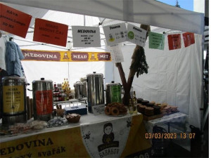 Světový pohár v biatlonu očima hygieniků: Stánky s haluškami a masem obstály, bylo jen jedno pochybení