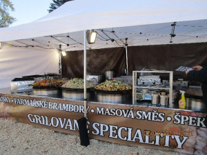 Světový pohár v biatlonu očima hygieniků: Stánky s haluškami a masem obstály, bylo jen jedno pochybení