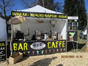 Světový pohár v biatlonu očima hygieniků: Stánky s haluškami a masem obstály, bylo jen jedno pochybení