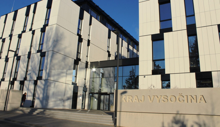 Zasedačka Javořice, 350 oken, spisovna s volanty. Koukněte, jak vypadá interiér nové budovy pro úředníky