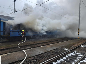 Na nádraží v Brodě hořel vlak, požár byl založený úmyslně. Policie zadržela podezřelého