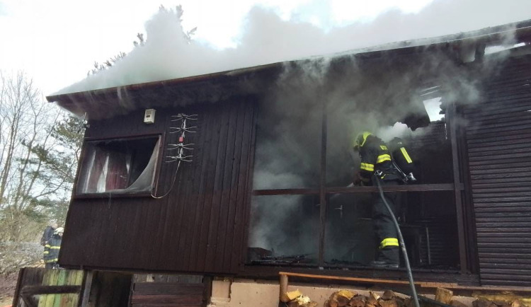 V Osové Bítýšce v neděli ráno hořela chata. Škoda je kolem milionu korun