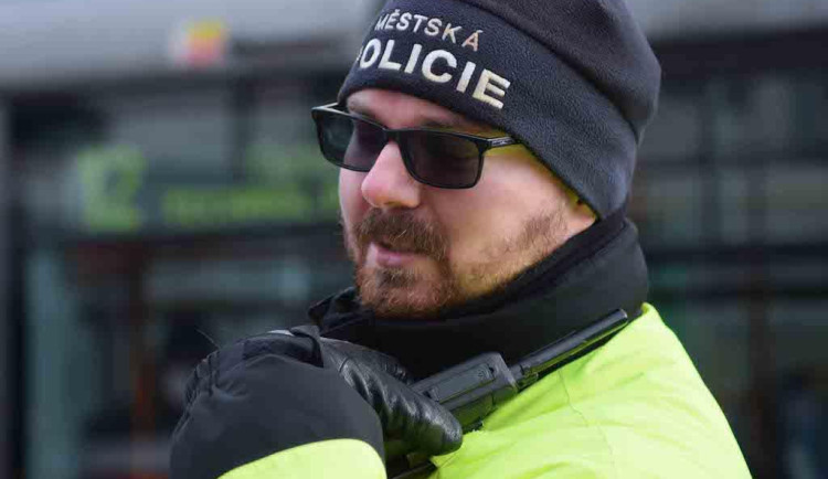 Chyťte zlodějku rohožky, zburcoval muž v Brně policisty