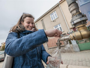 Obyvatelé Křižíkovy ulice v Jihlavě budou bez vody. Uzavře se i komunikace ke garážím a k rybníku