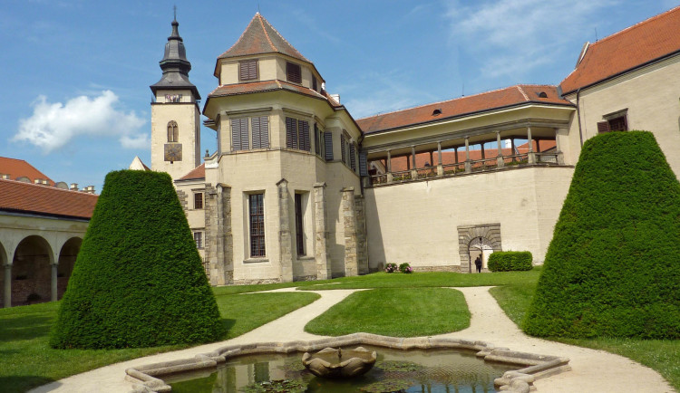 Turisté budou moci i letos navštívit hrad Kámen. Opravovaný zámek v Telči se otevře v létě
