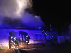 FOTO: Pět hasičských jednotek bojovalo s požárem střechy. Na ní byly umístěny solární panely