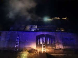 Pět hasičských jednotek bojovalo s požárem střechy. Na ní byly umístěny solární panely