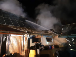 Pět hasičských jednotek bojovalo s požárem střechy. Na ní byly umístěny solární panely