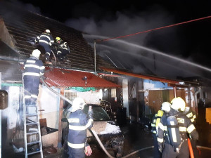 Pět hasičských jednotek bojovalo s požárem střechy. Na ní byly umístěny solární panely