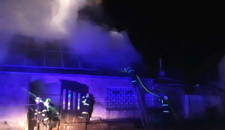 Pět hasičských jednotek bojovalo s požárem střechy. Na ní byly umístěny solární panely