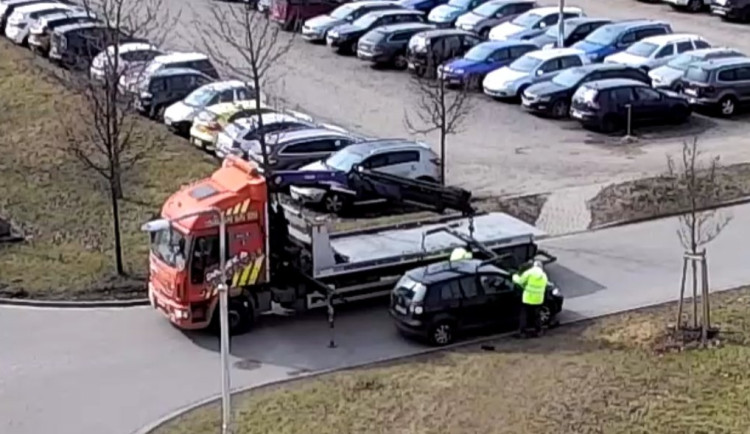 Kapacita parkovišť u nemocnice nedostačuje, neukázněné řidiče odtáhli. Parkovací dům vyroste nejdříve za pět let