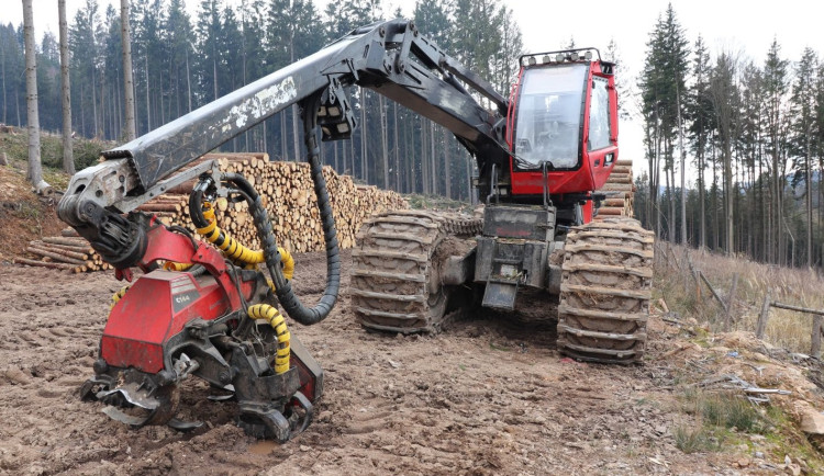 Vandal poškodil harvestor, navíc ho vystříkal hasičákem. Hledá ho policie, pomoci může i veřejnost