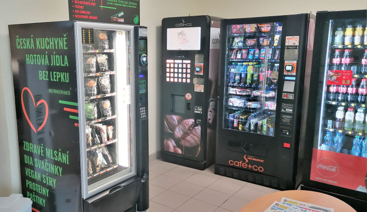 Novinka v pelhřimovské nemocnici. Pro celiaky a lidi s intolerancí tam instalovali bezlepkový automat