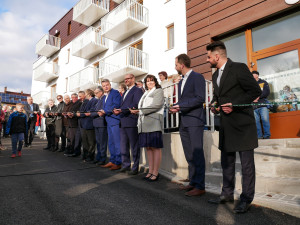 FOTO: Velké Meziříčí dokončilo dům s 30 byty pro seniory, nastěhují se za měsíc. Všechny jsou již obsazené