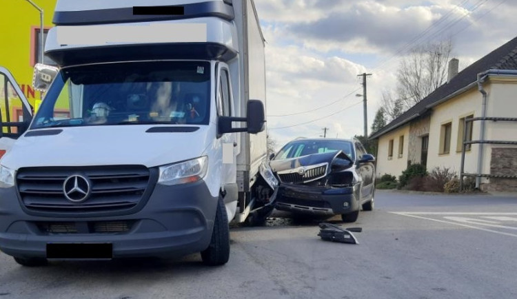 Nehoda ve Staré Říši za 180 tisíc korun. Řidič Mercedesu nedal přednost a došlo ke střetu