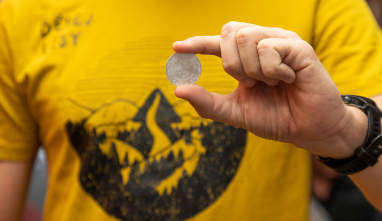 Ražba stříbrných a měděných medailí v české mincovně pro závodníky seriálu Běhej lesy.