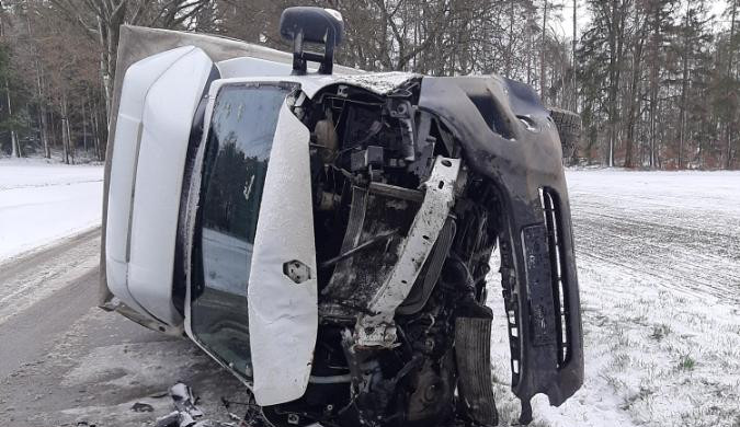 Dopolední nehoda u Lhotky, řidič se zranil po nárazu do stromu. Přizpůsobte jízdu počasí, radí policie 