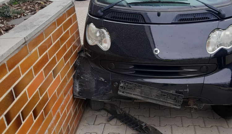 Opilá řidička ve Smartu vjela na chodník a narazila do zdi a sloupku. Nadýchala přes 2,5 promile