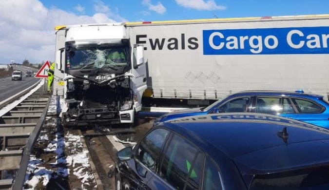 Na dálnici se srazilo dvacet vozidel, z toho pět kamionů. Objízdné trasy se kvůli počasí nestaví