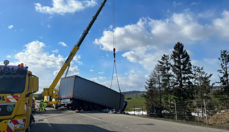 Perný den na dálnici D1: provoz v úterý omezovalo celkem 16 nehod, nyní je již průjezdná
