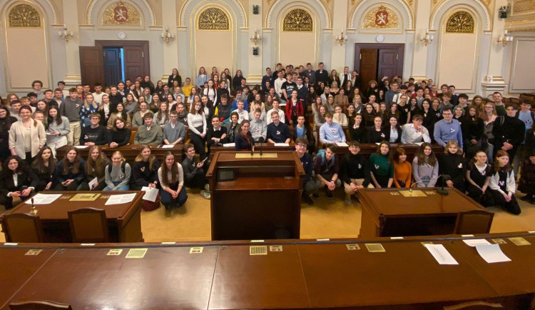 Aspoň na chvíli stát se poslancem. Dvě stovky studentů z Vysočiny navštívily sněmovnu a vyzkoušely si práci v ní
