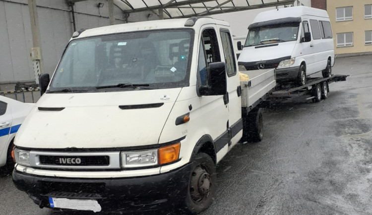 VIDEO: Celníci na D1 zastavili Bulhara, který pašoval cigarety. Dále našli 40 litrů neznačeného alkoholu