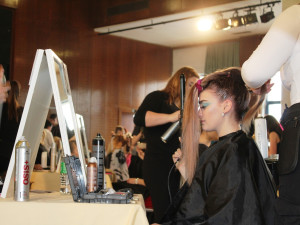 VIDEO: Do Jihlavy se sjeli budoucí kadeřníci, kadeřnice a kosmetičky. Tématem soutěže bylo jaro nebo Sahara