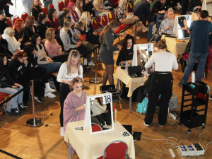 VIDEO: Do Jihlavy se sjeli budoucí kadeřníci, kadeřnice a kosmetičky. Tématem soutěže bylo jaro nebo Sahara