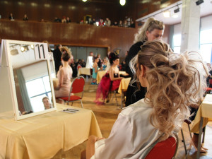 VIDEO: Do Jihlavy se sjeli budoucí kadeřníci, kadeřnice a kosmetičky. Tématem soutěže bylo jaro nebo Sahara