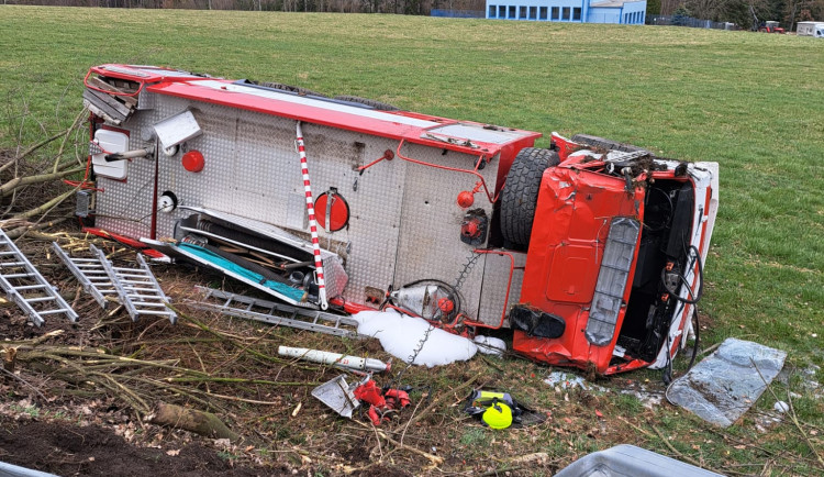 Pacovští hasiči po cestě k zásahu bourali. Z požáru lesa se nakonec vyklubal planý poplach 