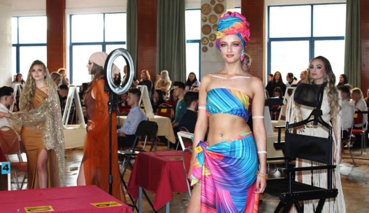 Do Jihlavy se sjeli budoucí kadeřníci, kadeřnice a kosmetičky. Tématem soutěže bylo jaro nebo Sahara