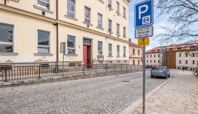POLITICKÁ KORIDA: Od května se v Jihlavě spustí nová parkovací koncepce. Co si od ní slibují zastupitelé?
