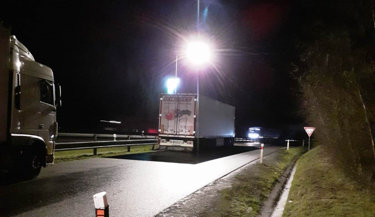 Na D1 dnes ráno hlídkovali policisté. Z míst, kde se nesmí parkovat, vykázali 34 řidičů kamionů