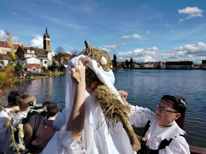 FOTO: Vystoupení na náměstí i vynášení smrtky. Podívejte se, jak v Telči lidé vítali jaro s Podjavořičanem
