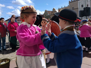 FOTO: Vystoupení na náměstí i vynášení smrtky. Podívejte se, jak v Telči lidé vítali jaro s Podjavořičanem