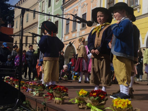 FOTO: Vystoupení na náměstí i vynášení smrtky. Podívejte se, jak v Telči lidé vítali jaro s Podjavořičanem
