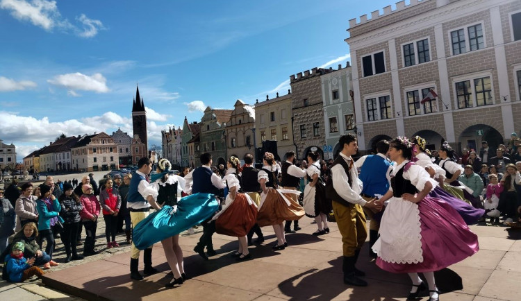 FOTO: Vystoupení na náměstí i vynášení smrtky. Podívejte se, jak v Telči lidé vítali jaro s Podjavořičanem