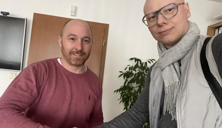 Advokát Jaroslav Homolka a radní David Beke.