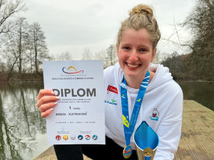 Zlatá plavkyně v kilometrovém závodu Andrea Klementová zachránila život jiné otužilkyni, která se topila