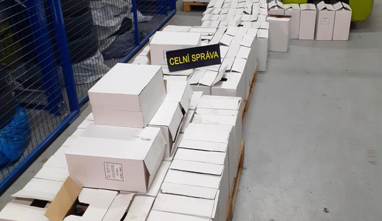 Rumuni vezli do Disneylandu stejnokroje, k tomu nelegálně víno a cigarety. Zadrželi je celníci z Vysočiny