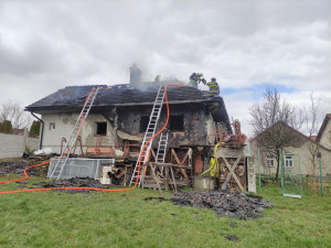 Požár dílny u rodinného domu likvidovalo osm hasičských jednotek, způsobil škodu 3,5 milionu korun