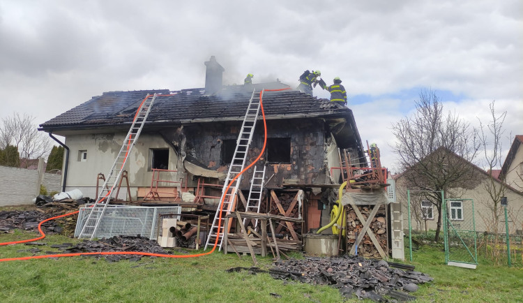 Požár dílny u rodinného domu způsobil likvidovalo osm hasičských jednotek, způsobil škodu 3,5 milionu korun