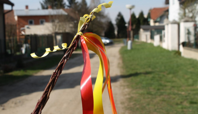 Velikonoční Bílá sobota: Postní doba končí. Dnes upečte beránka, uvařte nádivku a upleťte pomlázku