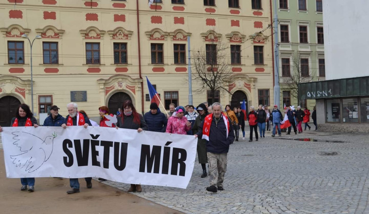 "Chcimíři" pochodovali Jihlavou, na dva účastníky s ukrajinskou vlajkou létaly během hymny kamínky